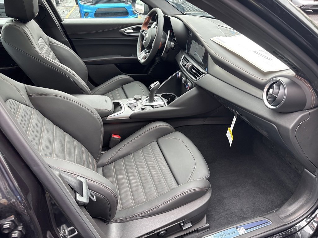 New 2025 Alfa Romeo Giulia AWD w/ Driving Assist Package image 23