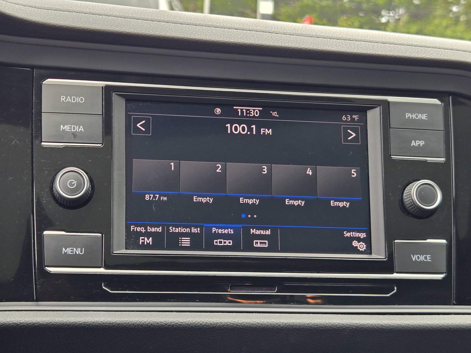 Used 2024 Volkswagen Jetta SE w/ Panoramic Sunroof Package FWD image 18