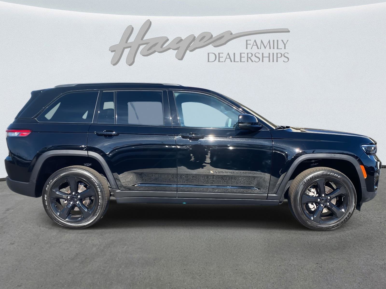 Certified 2024 Jeep Grand Cherokee Altitude image 2