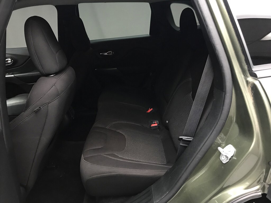 Used 2019 Jeep Cherokee Latitude w/ Cold Weather Group image 18