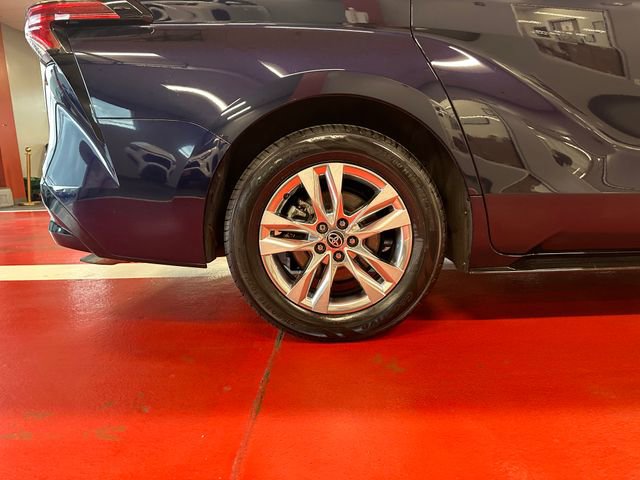 Certified 2025 Toyota Sienna Limited image 28