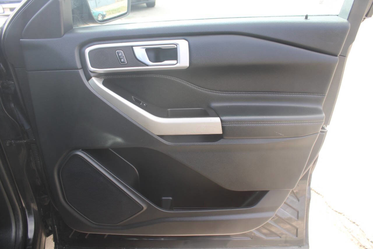 Used 2022 Ford Explorer XLT image 12