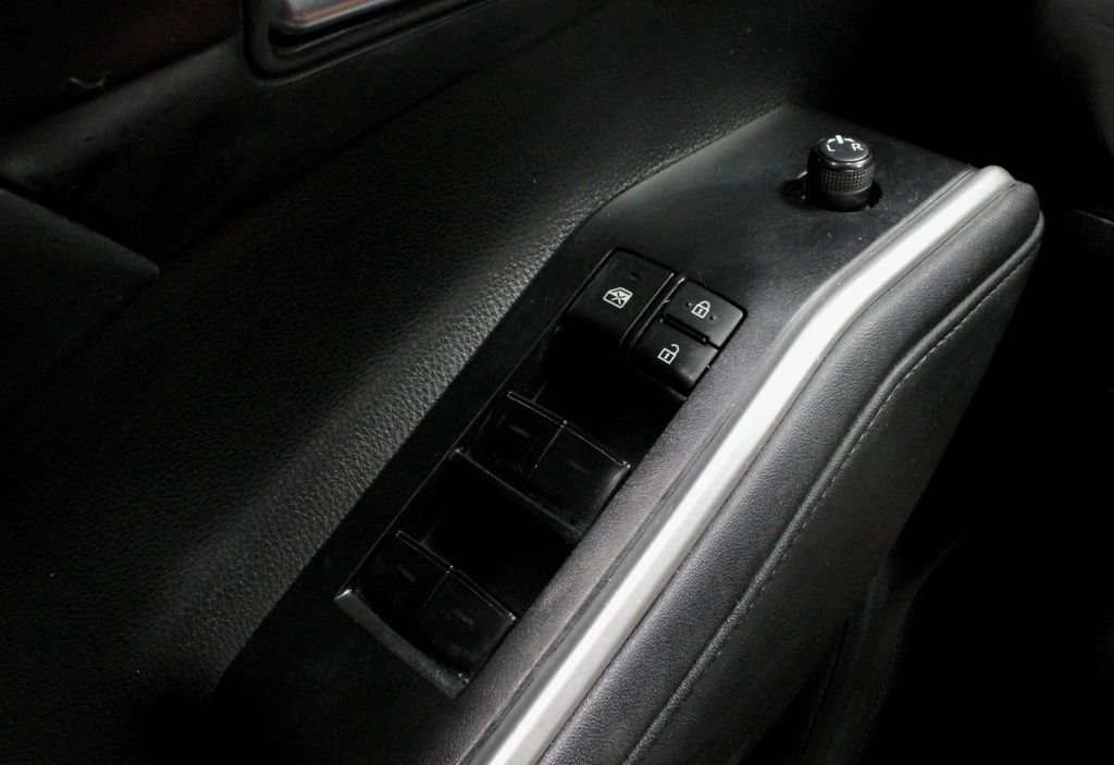 Used 2023 Toyota Highlander XLE AWD/4WD image 25