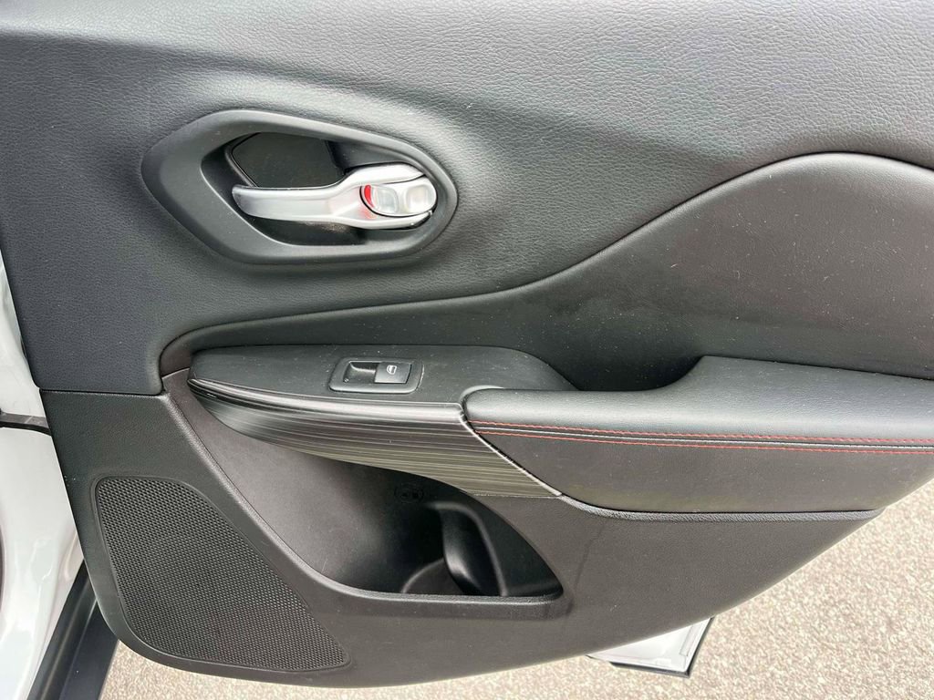 Used 2015 Jeep Cherokee Trailhawk w/ Comfort/Convenience Group image 11