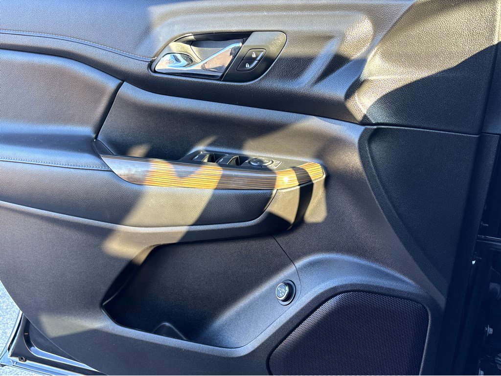 Used 2023 GMC Acadia SLE w/ Driver Convenience Package image 16