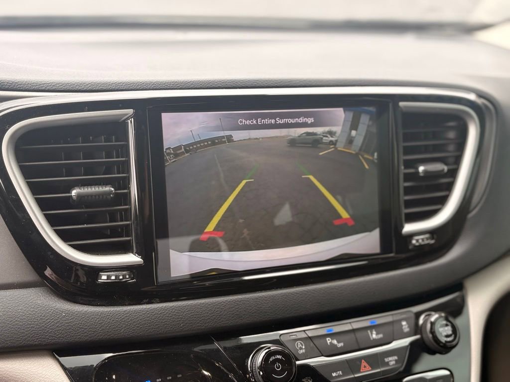 Used 2023 Chrysler Pacifica Touring-L FWD image 26