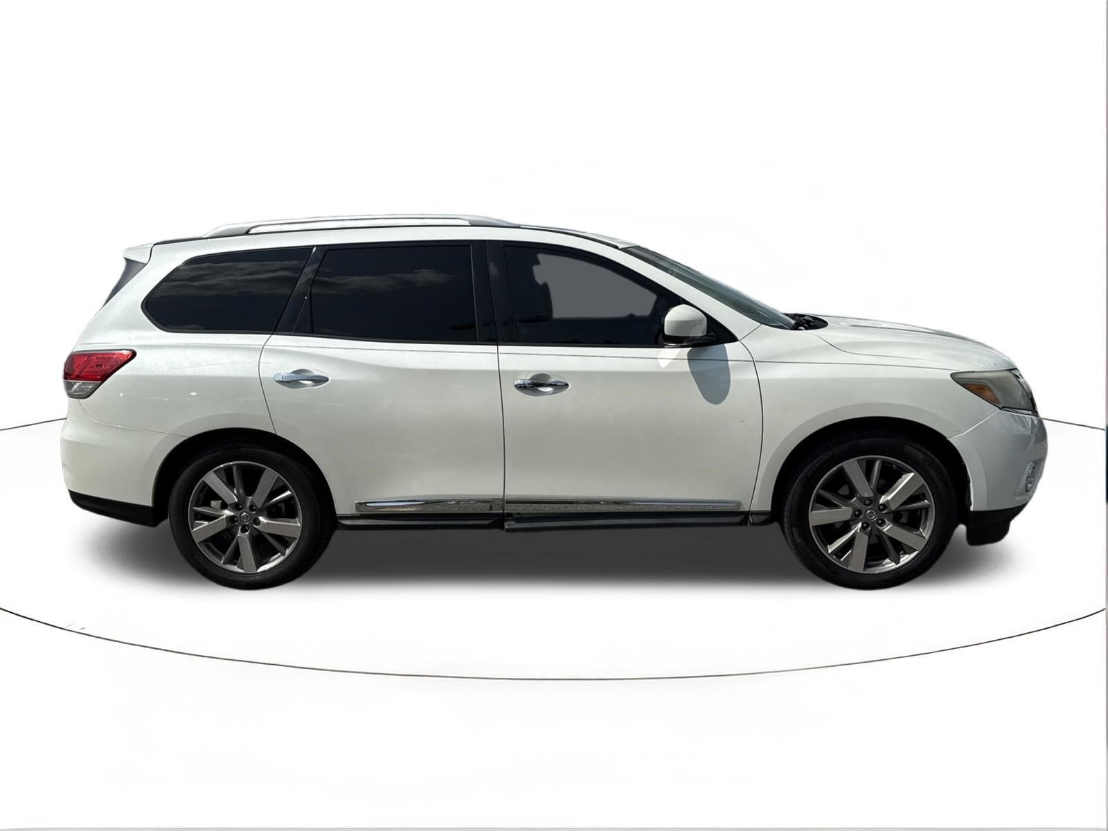Used 2015 Nissan Pathfinder Platinum FWD image 2