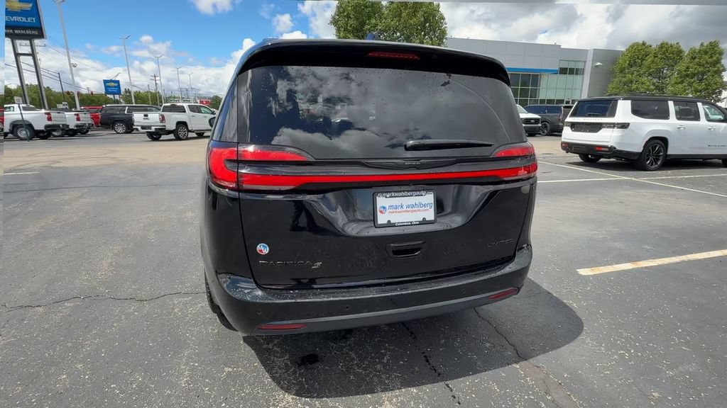 Used 2025 Chrysler Pacifica Limited FWD image 7