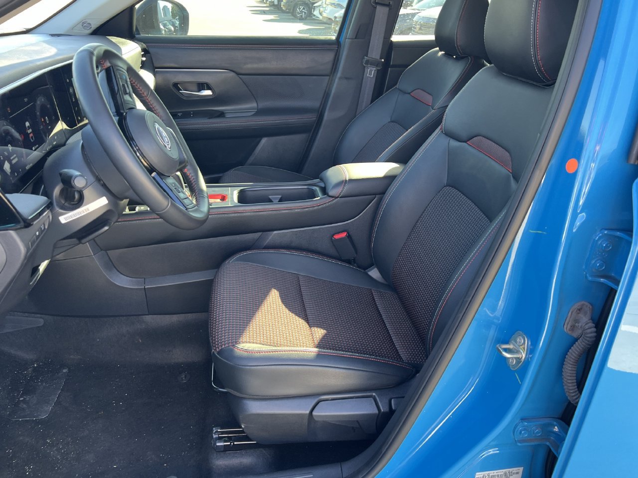 Used 2025 Nissan Kicks SR FWD image 6