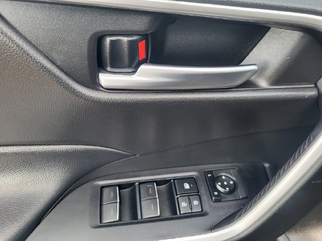 Used 2025 Toyota RAV4 XLE AWD/4WD image 12