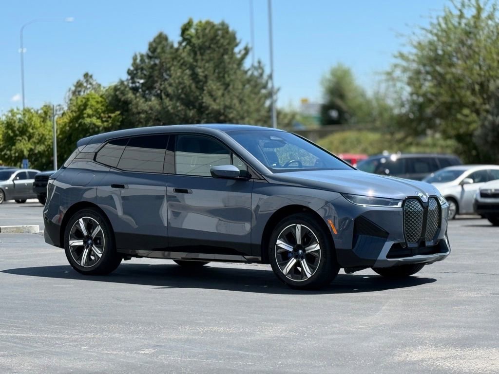 Used 2023 BMW iX xDrive50 w/ Sport Package AWD/4WD image 3