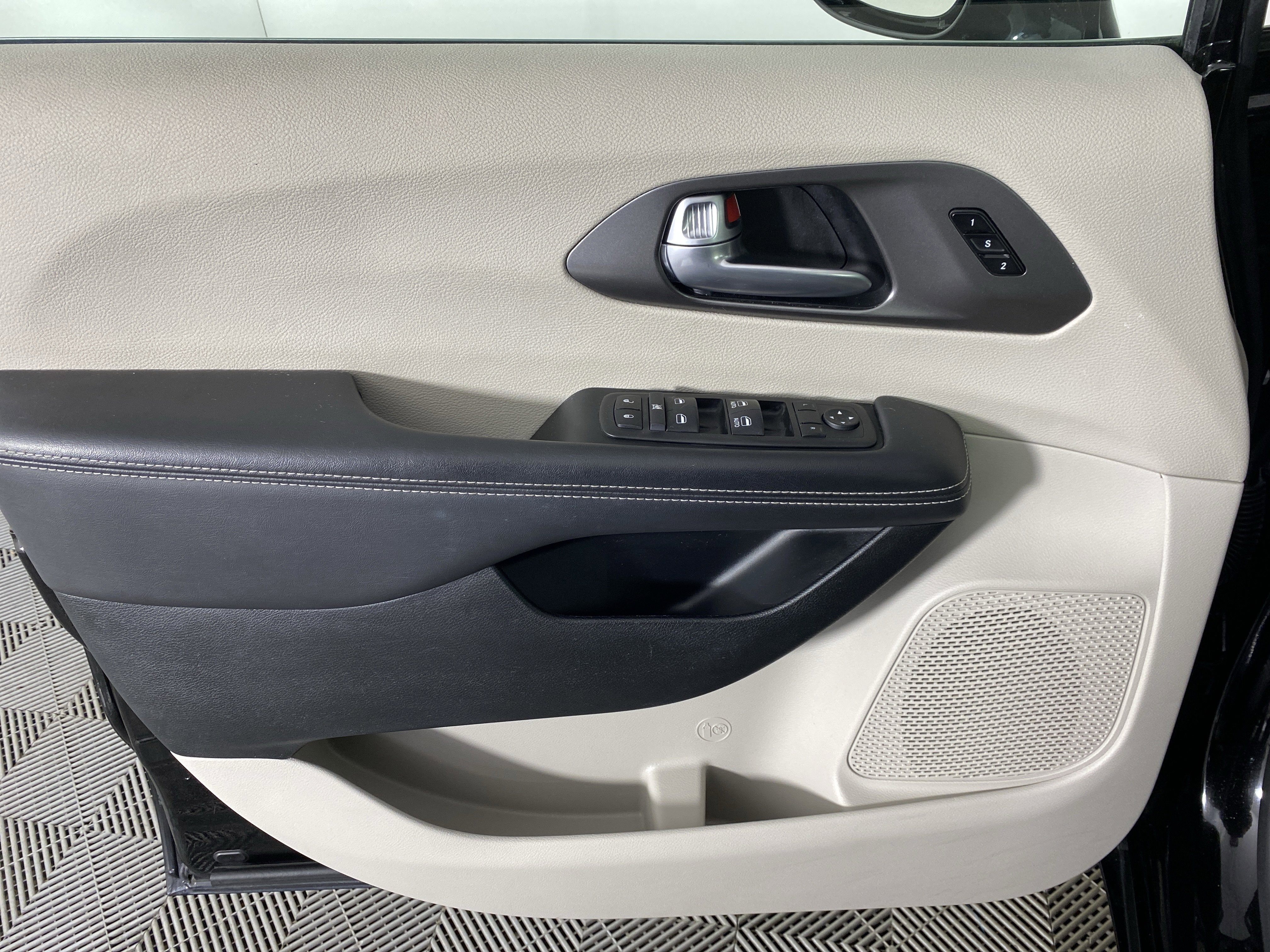 Used 2024 Chrysler Pacifica Touring-L image 13