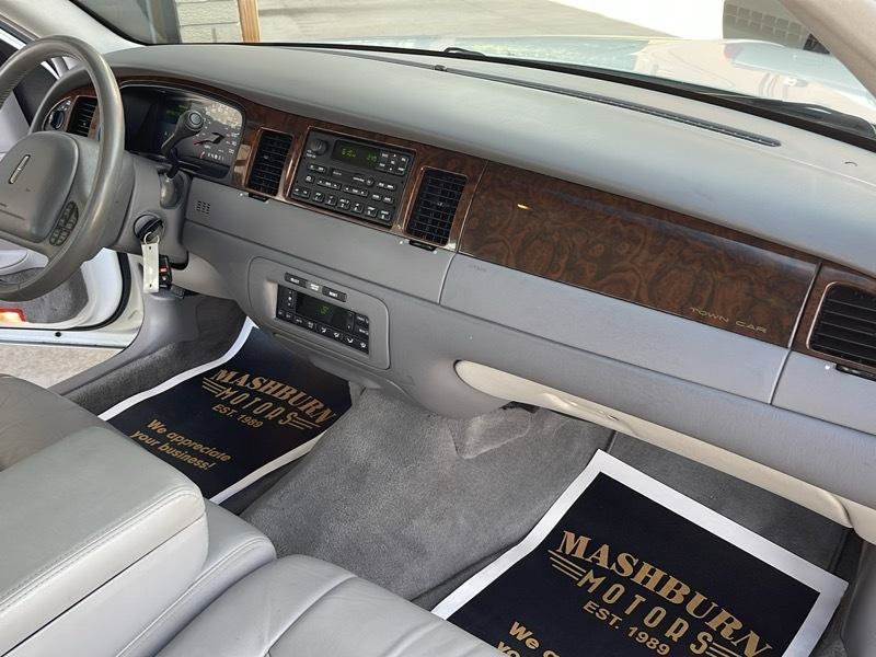 Used 1999 Lincoln Town Car Signature RWD image 44