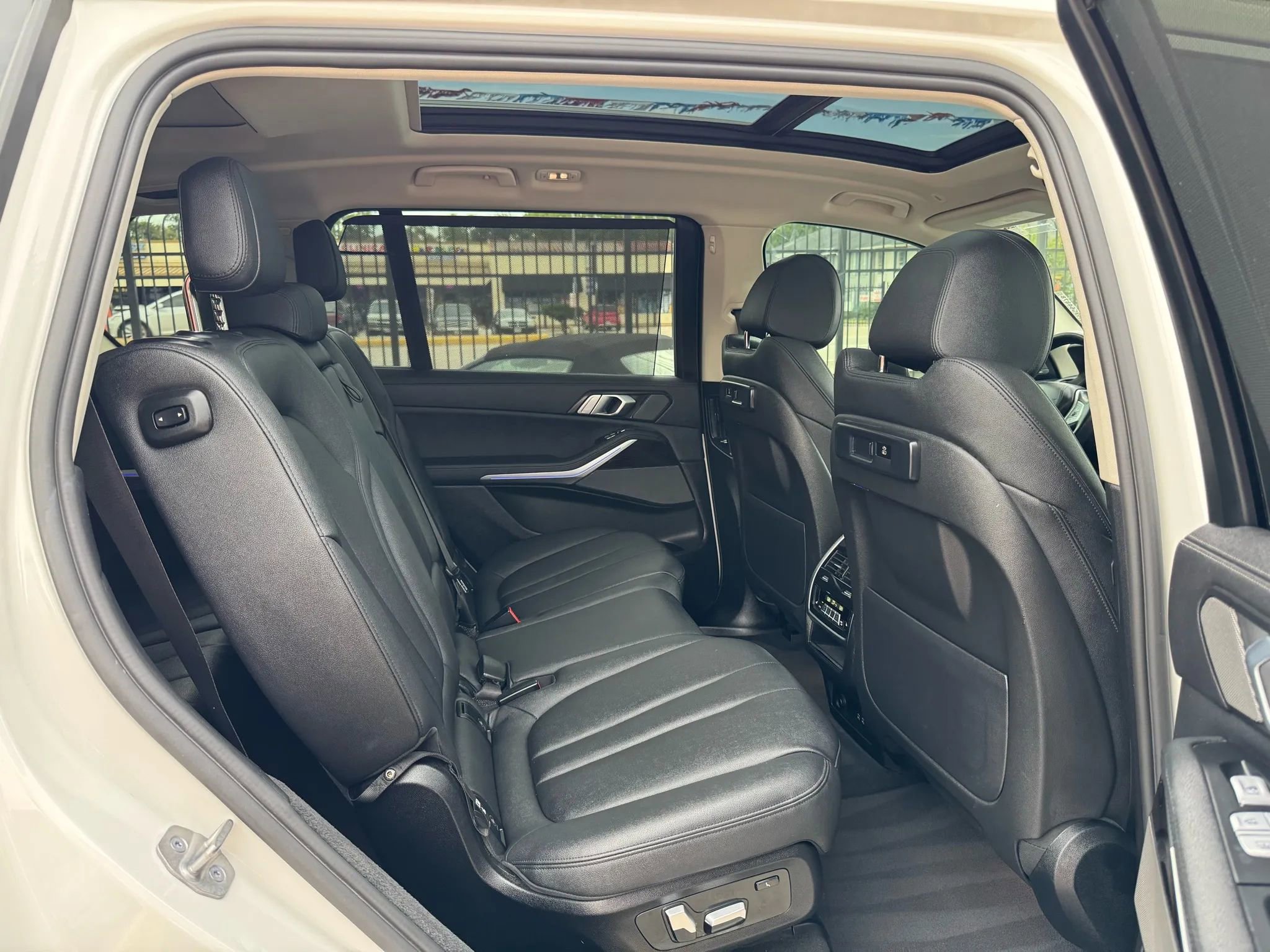 Used 2021 BMW X7 xDrive40i w/ Premium Package image 24