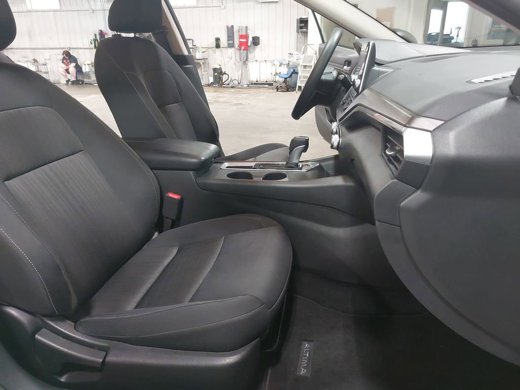 Used 2025 Nissan Altima 2.5 SV FWD image 10