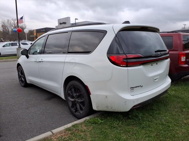 Used 2023 Chrysler Pacifica Touring-L w/ Uconnect Theater Family Group image 9