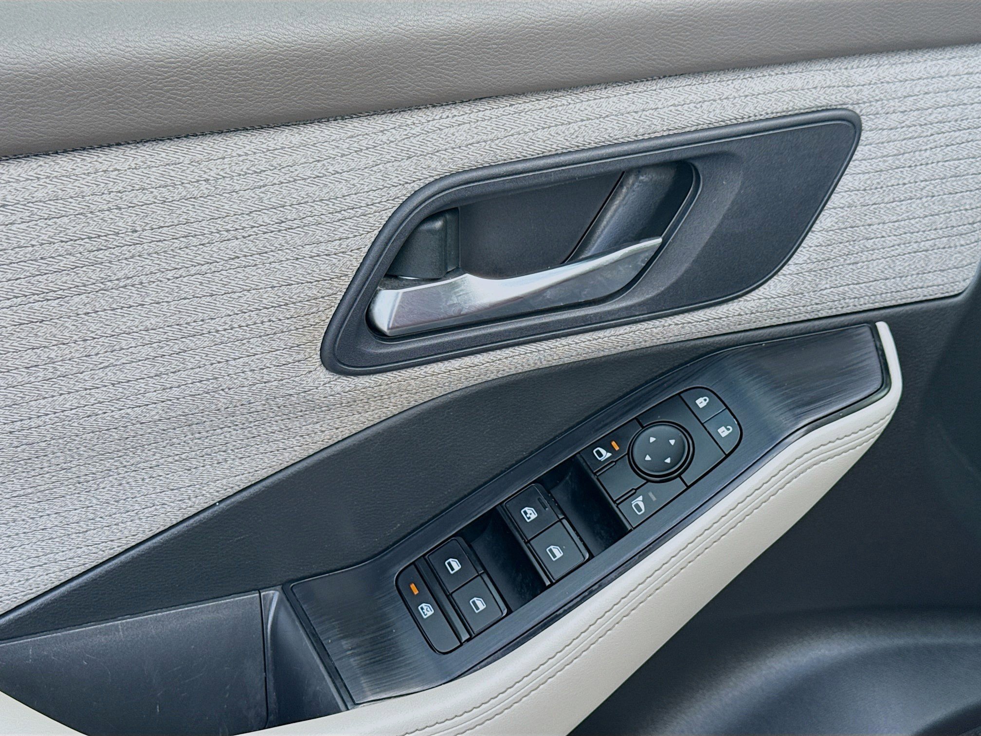 Used 2023 Nissan Rogue SV image 16