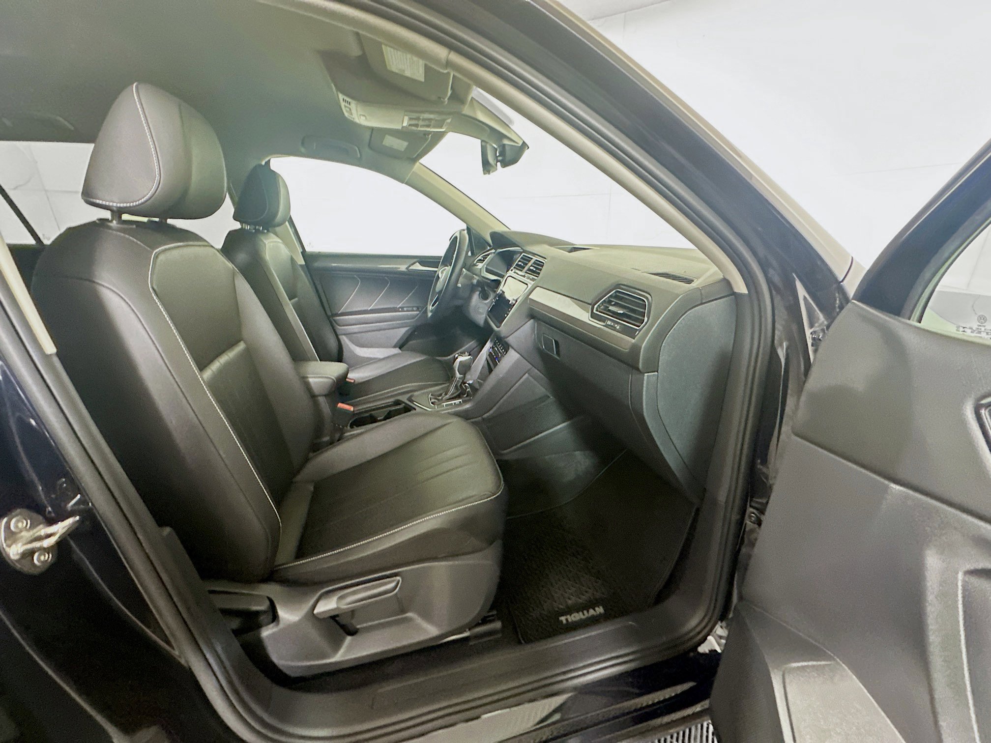 Used 2023 Volkswagen Tiguan SE FWD image 29