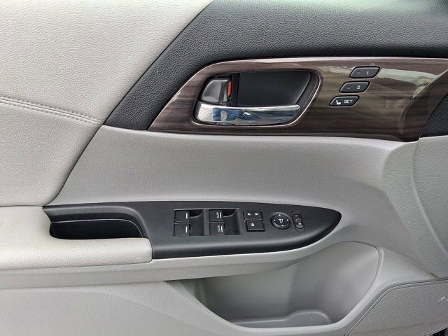 Used 2017 Honda Accord EX-L image 16