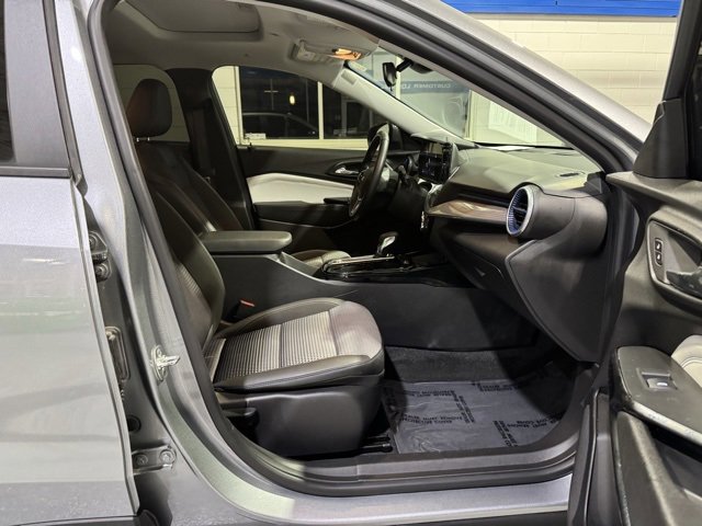 Used 2024 Chevrolet Trax LT w/ Sunroof Package image 14