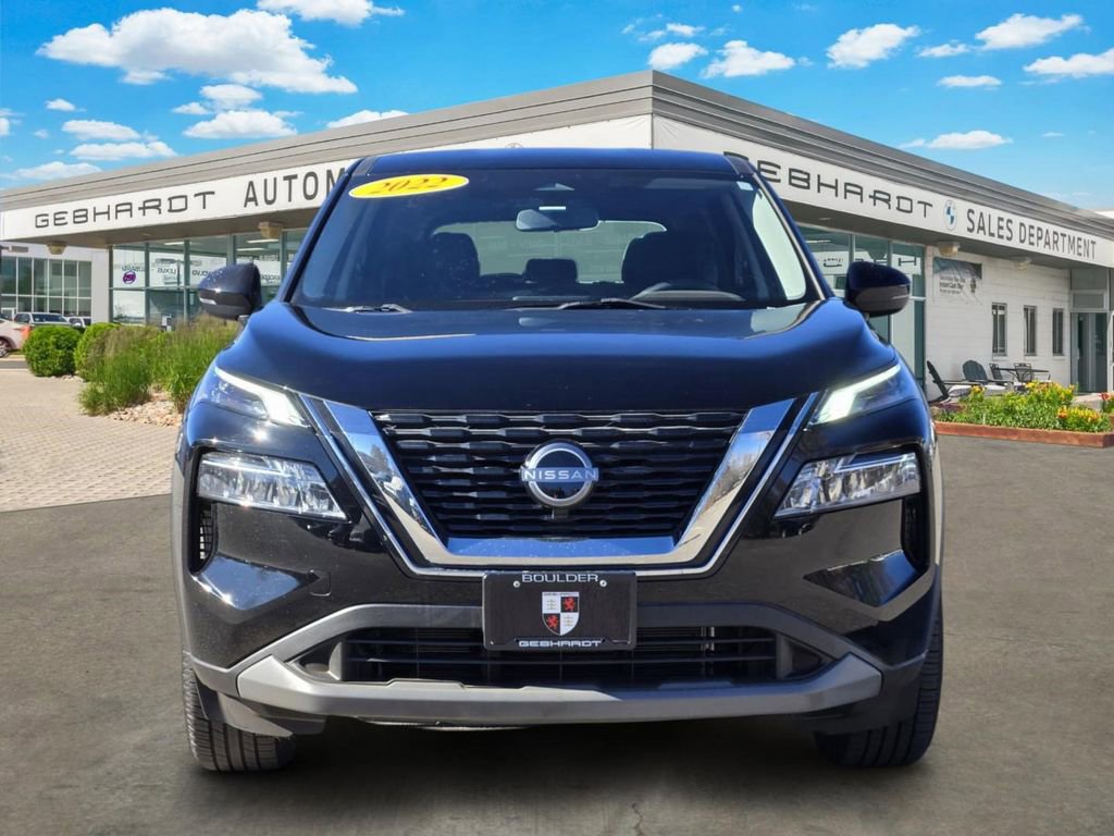 Used 2022 Nissan Rogue SV image 2