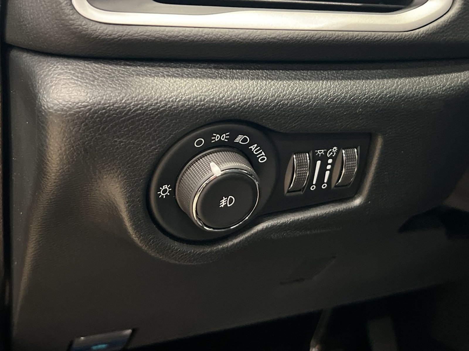 Used 2025 Chrysler Pacifica Select FWD image 27