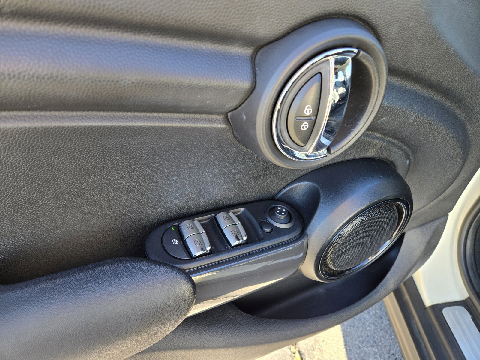 Used 2016 MINI Cooper 4-Door Hardtop image 18