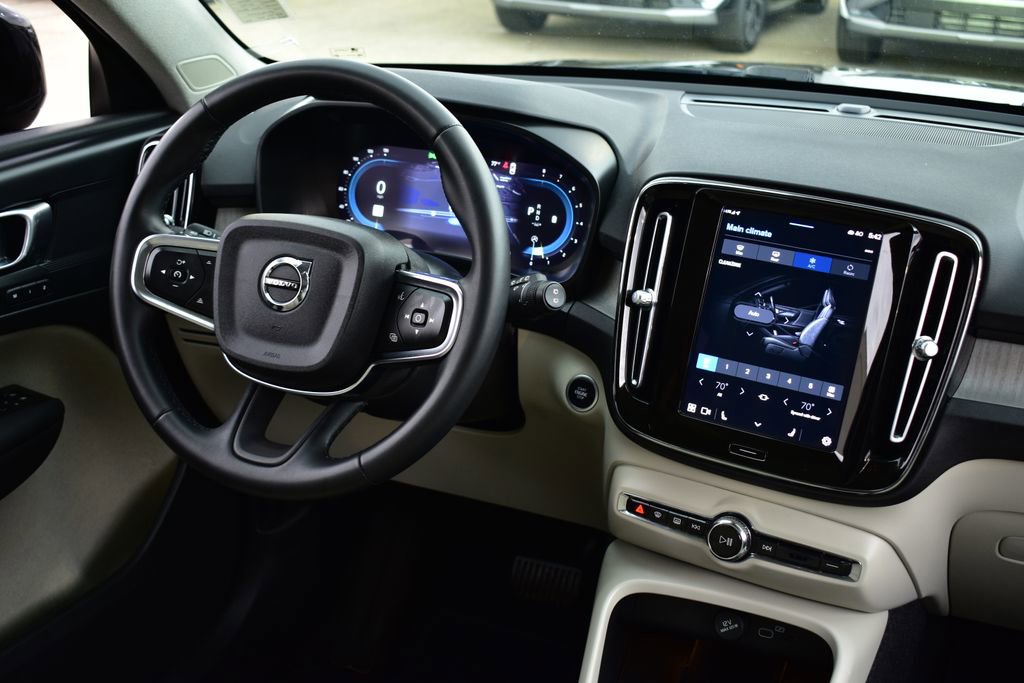 Used 2023 Volvo XC40 B5 Plus image 29
