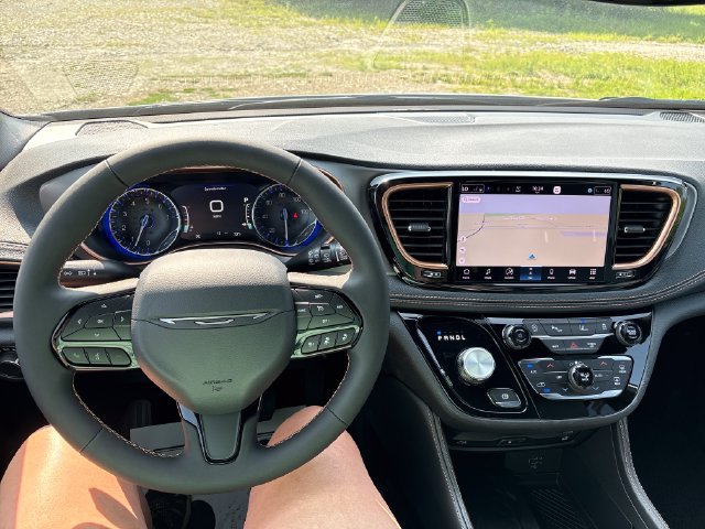 New 2027 Chrysler Pacifica Pinnacle w/ Theater Group AWD/4WD image 11