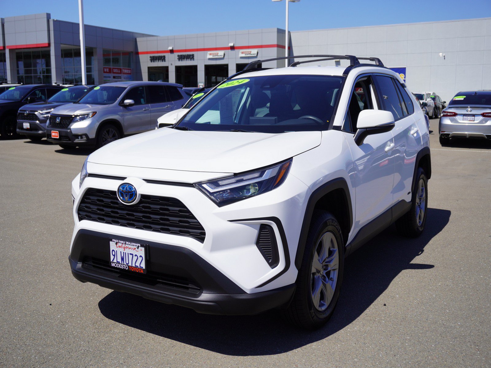 Used 2024 Toyota RAV4 LE AWD/4WD image 8