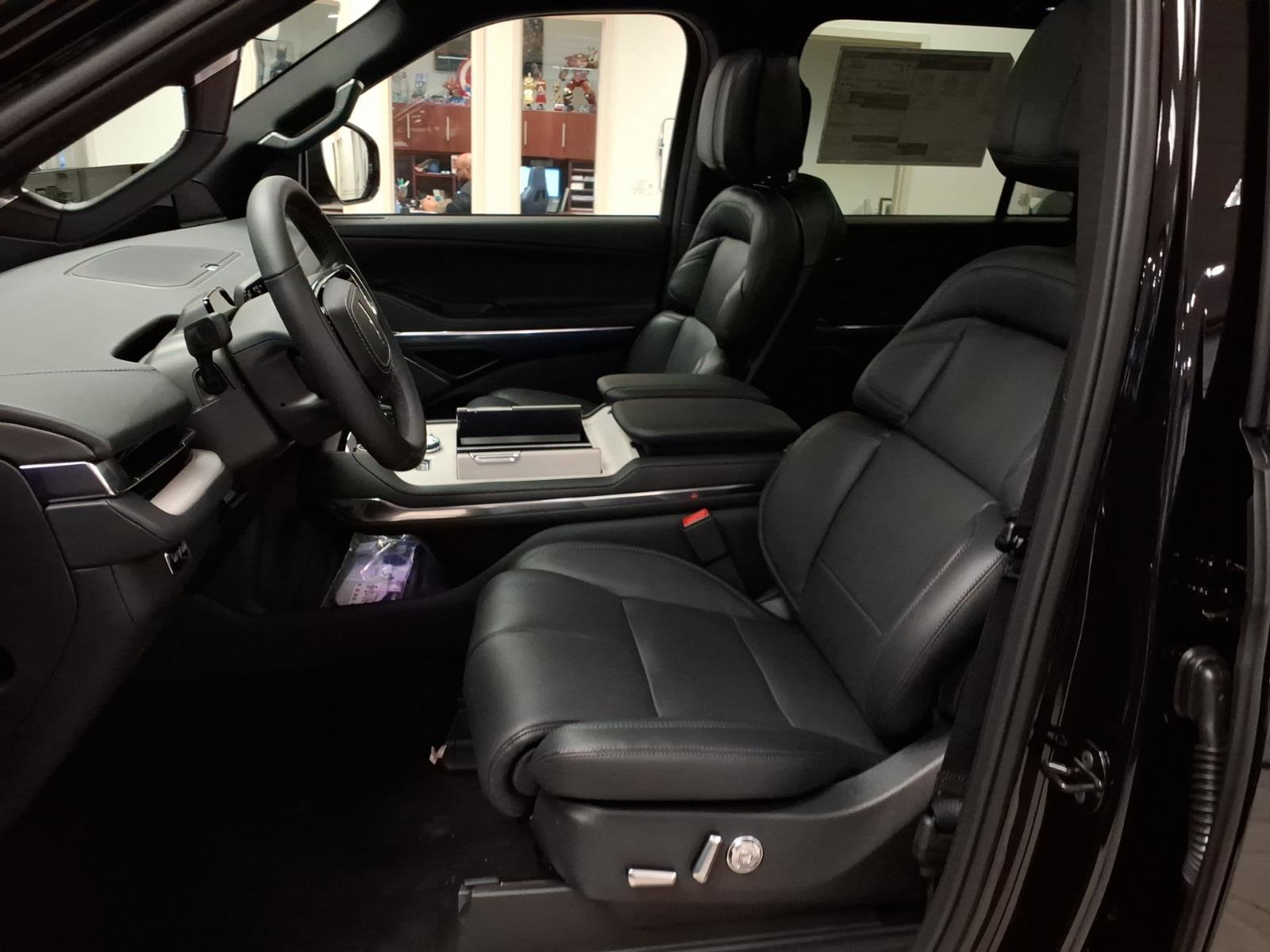 New 2026 Lincoln Navigator L Reserve w/ Jet Appearance Package AWD/4WD image 4
