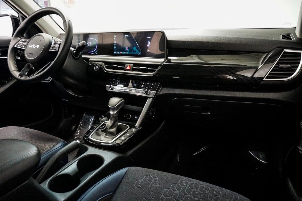 Used 2025 Kia Seltos S image 11