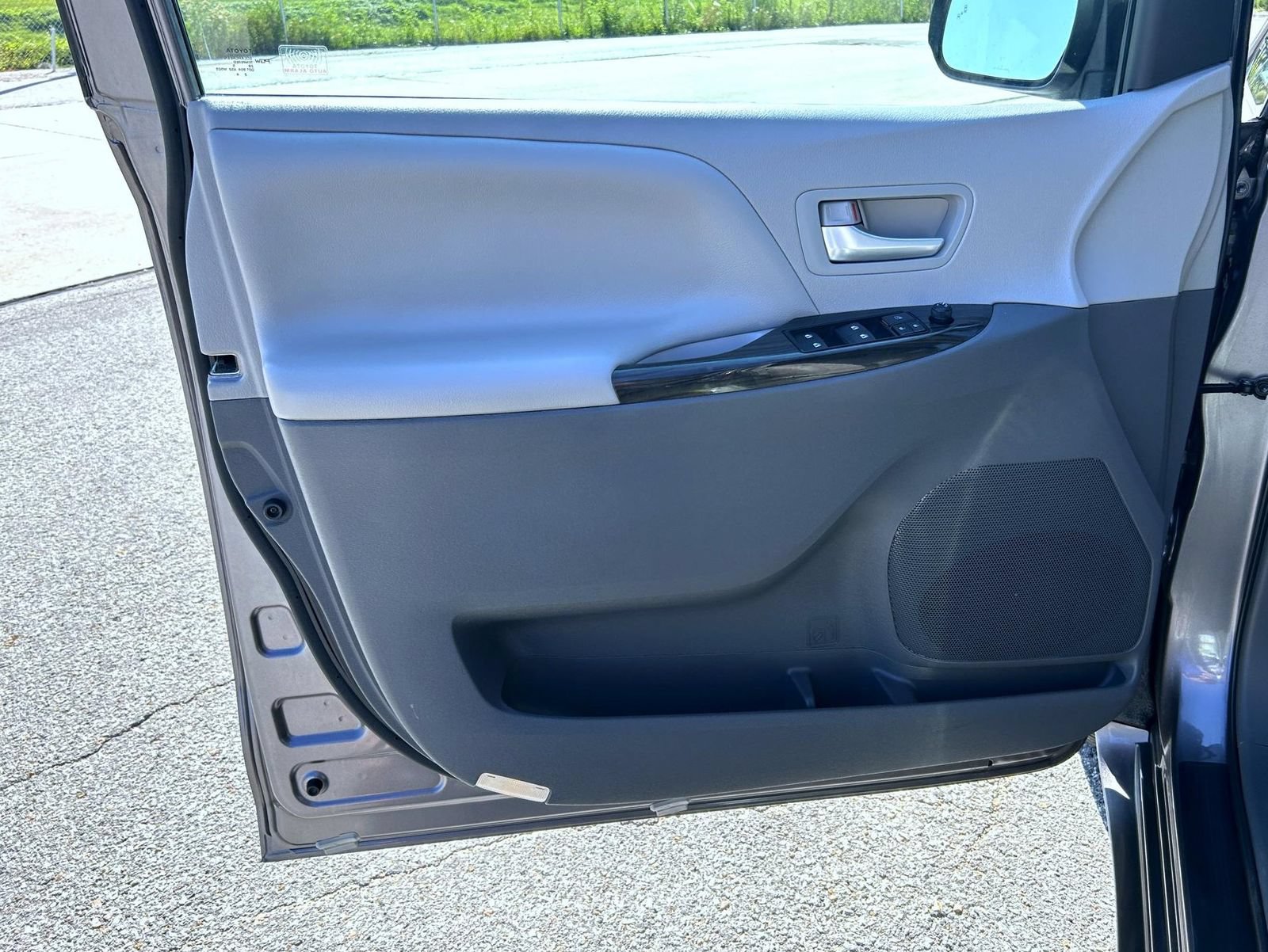 Used 2015 Toyota Sienna XLE w/ XLE Navigation Package FWD image 9