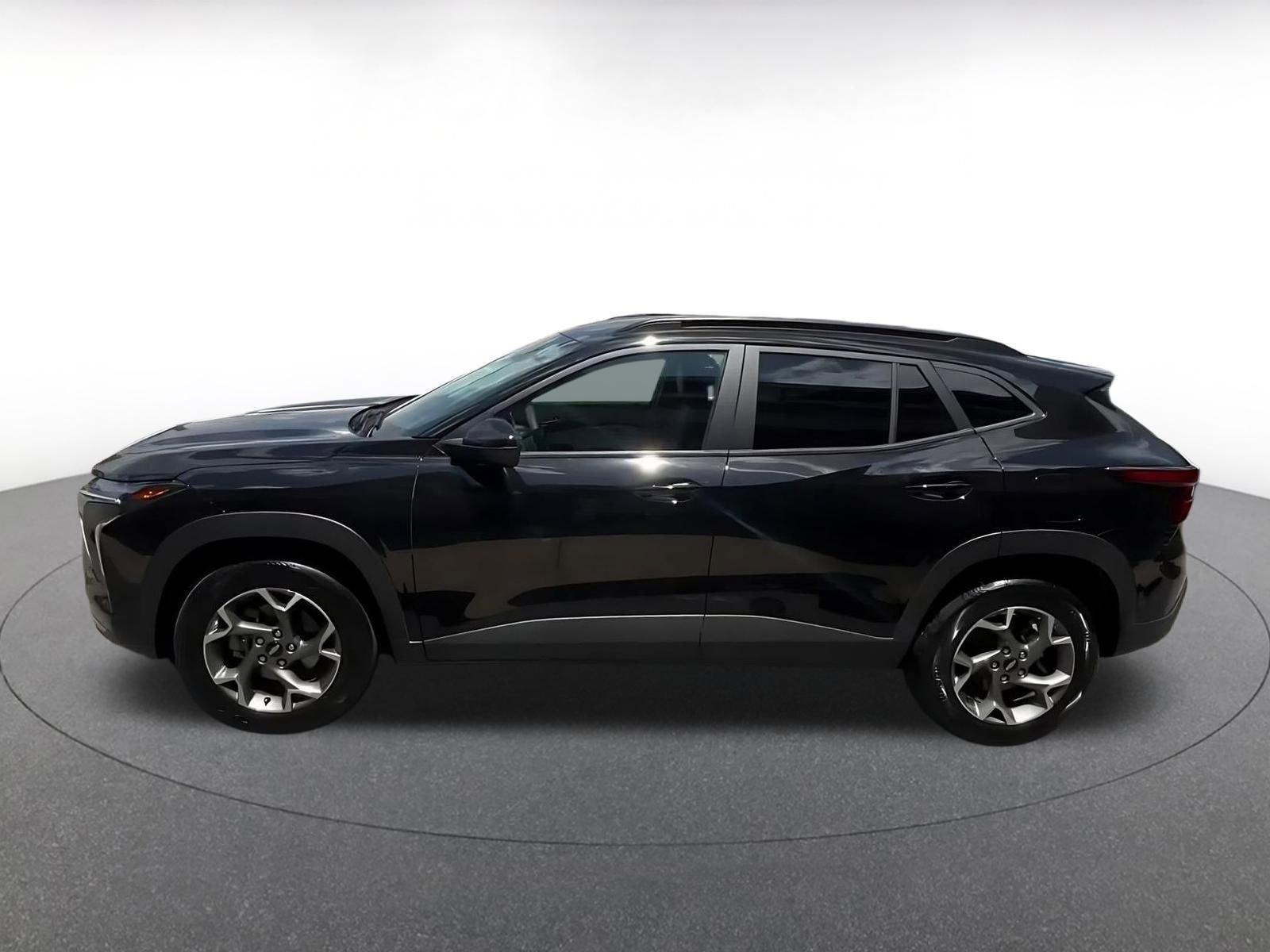 Used 2025 Chevrolet Trax LT FWD image 8