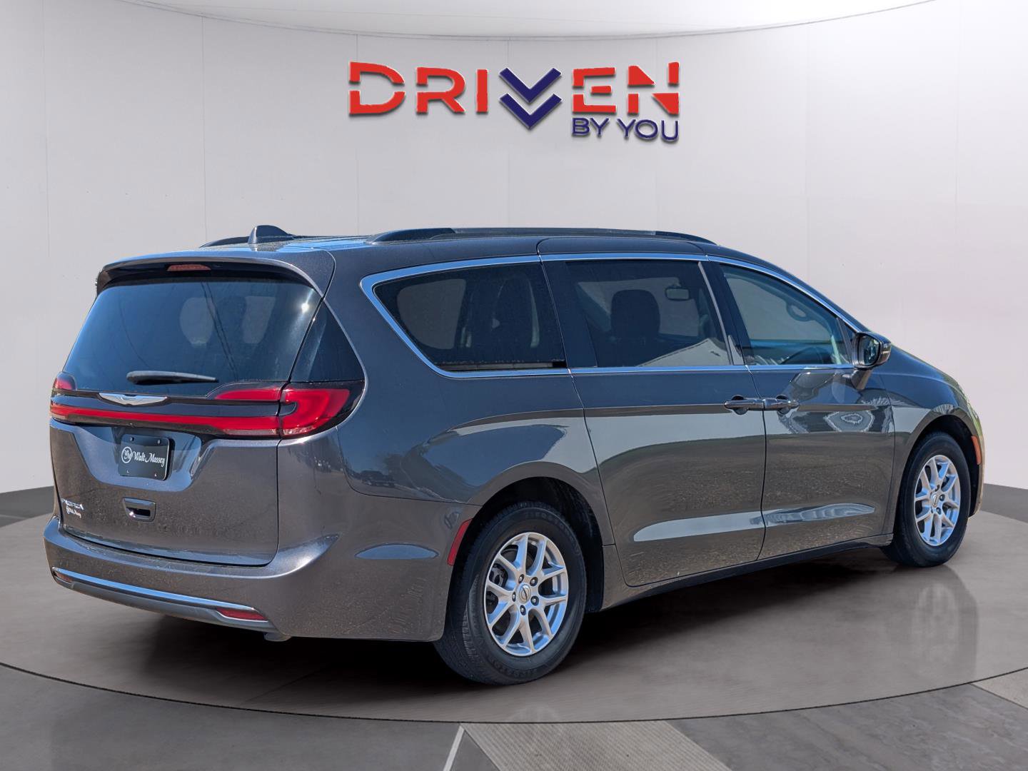 Used 2022 Chrysler Pacifica Touring-L image 5