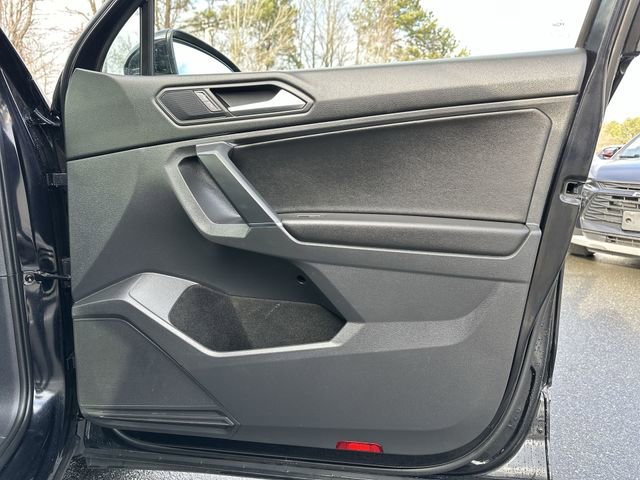 Used 2020 Volkswagen Tiguan SE w/ Panoramic Sunroof Package image 33