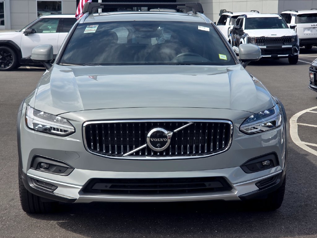 Used 2025 Volvo V90 B6 Cross Country Ultra AWD/4WD image 2