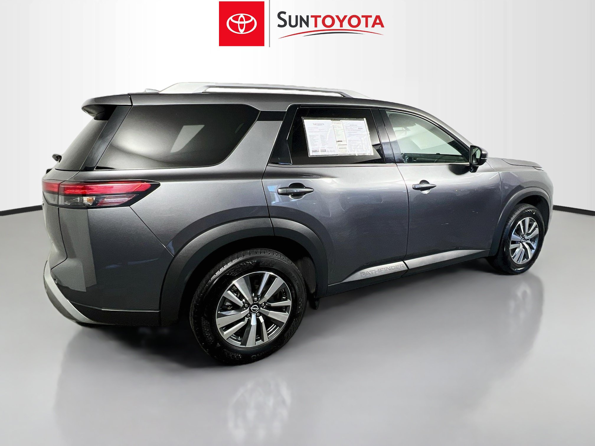 Used 2025 Nissan Pathfinder SL FWD image 4