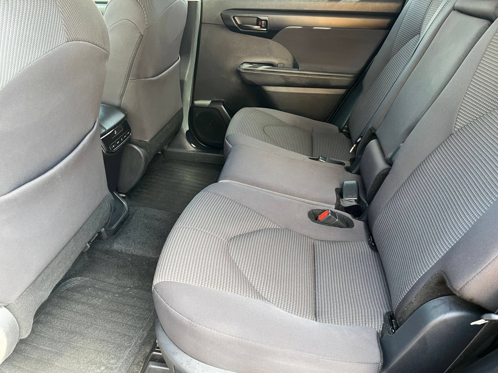 Used 2025 Toyota Highlander LE FWD image 28