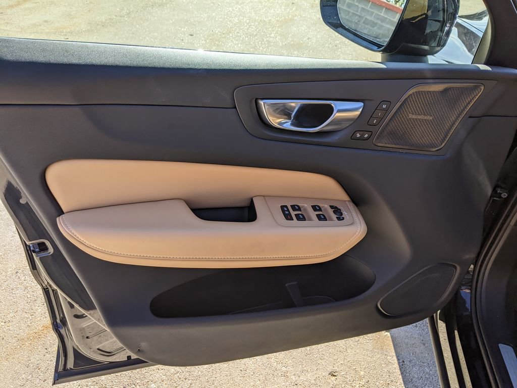 Certified 2025 Volvo XC60 B5 Ultra w/ Protection Package Premier AWD/4WD image 9