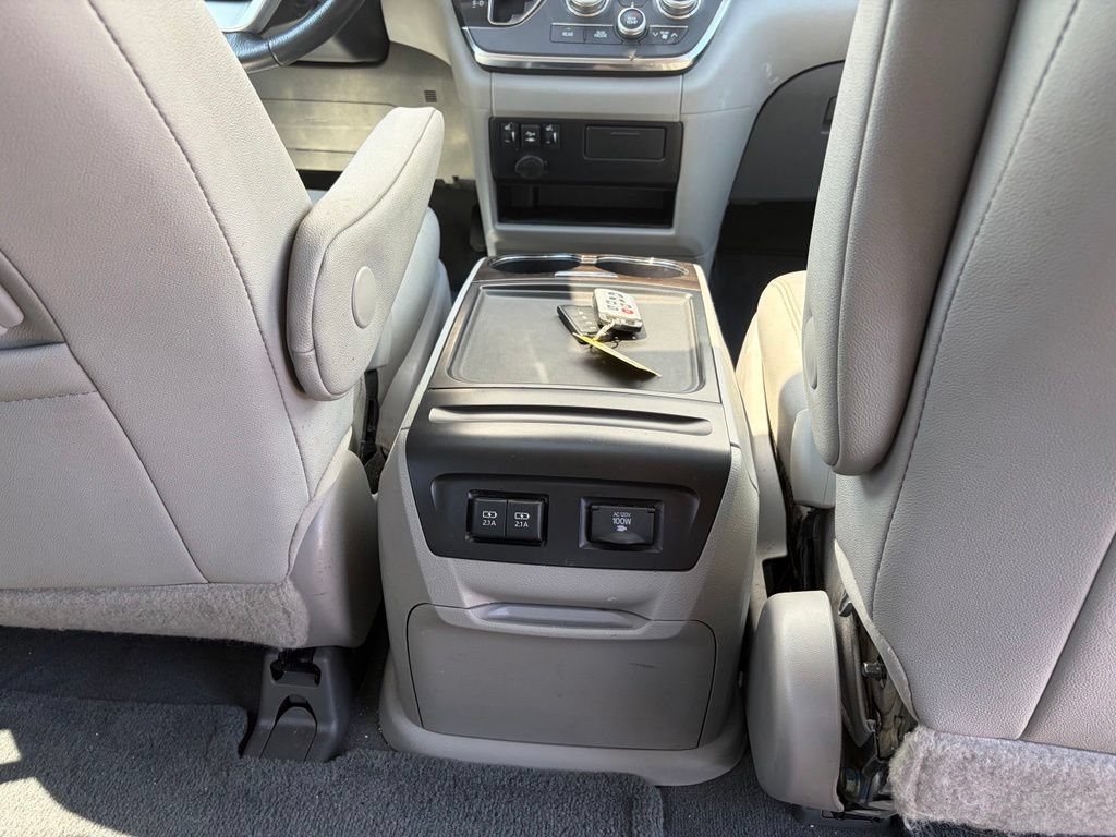 Used 2018 Toyota Sienna XLE w/ Carpet Mat Package FWD image 29