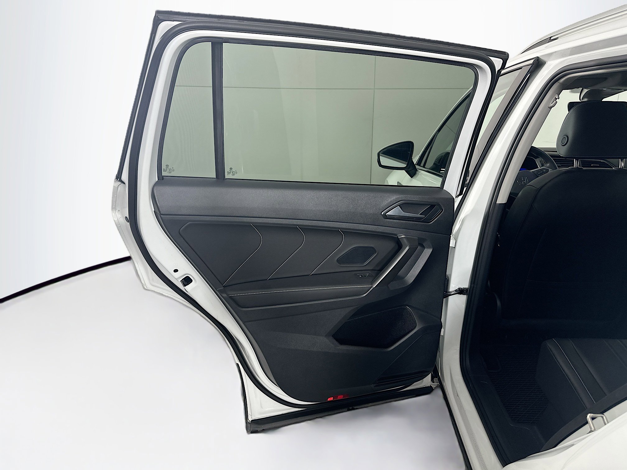Used 2022 Volkswagen Tiguan SE w/ Panoramic Sunroof Package FWD image 26