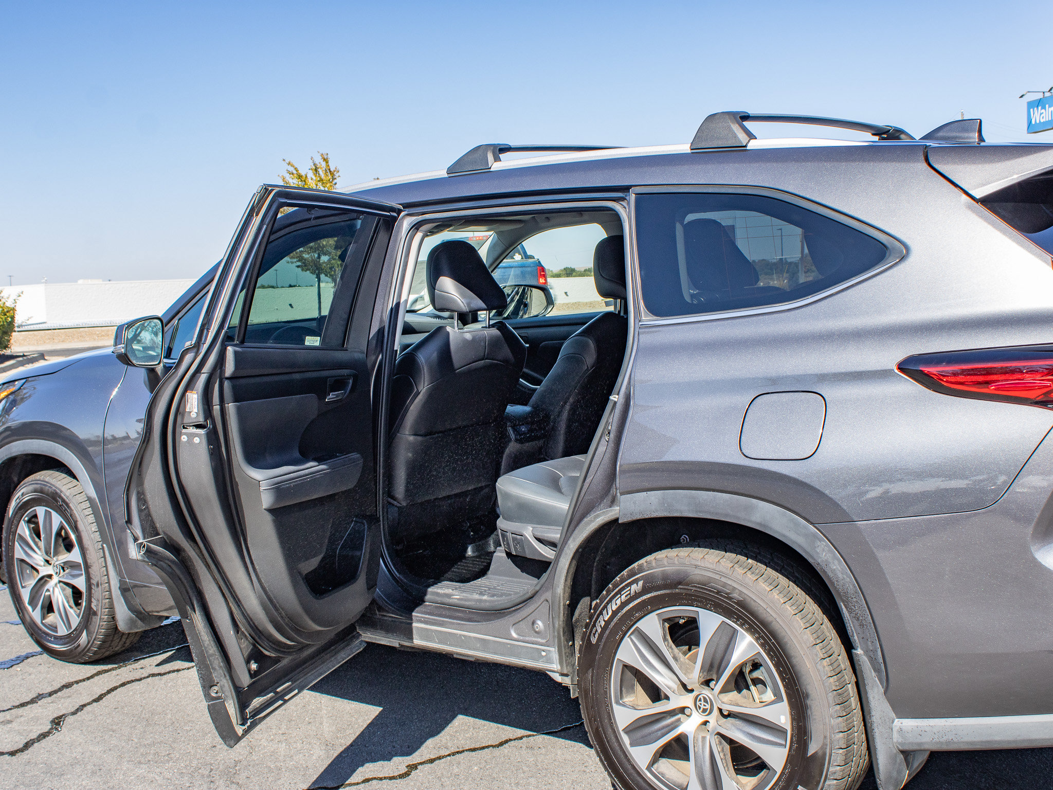 Used 2023 Toyota Highlander XLE AWD/4WD image 12