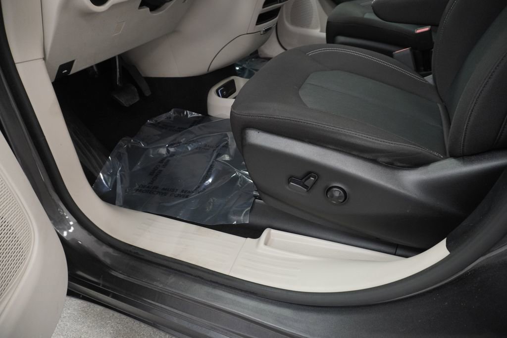 Certified 2023 Chrysler Voyager LX FWD image 41