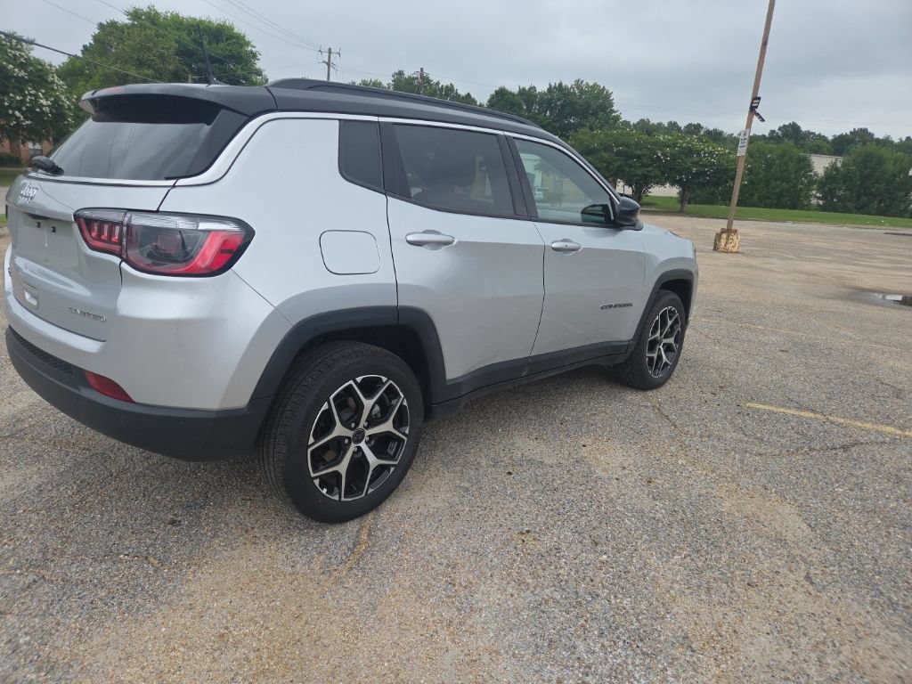 Used 2026 Jeep Compass Limited AWD/4WD image 13