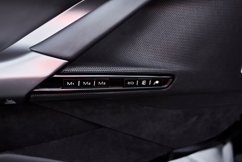 Used 2024 Ferrari SF90 Spider image 41