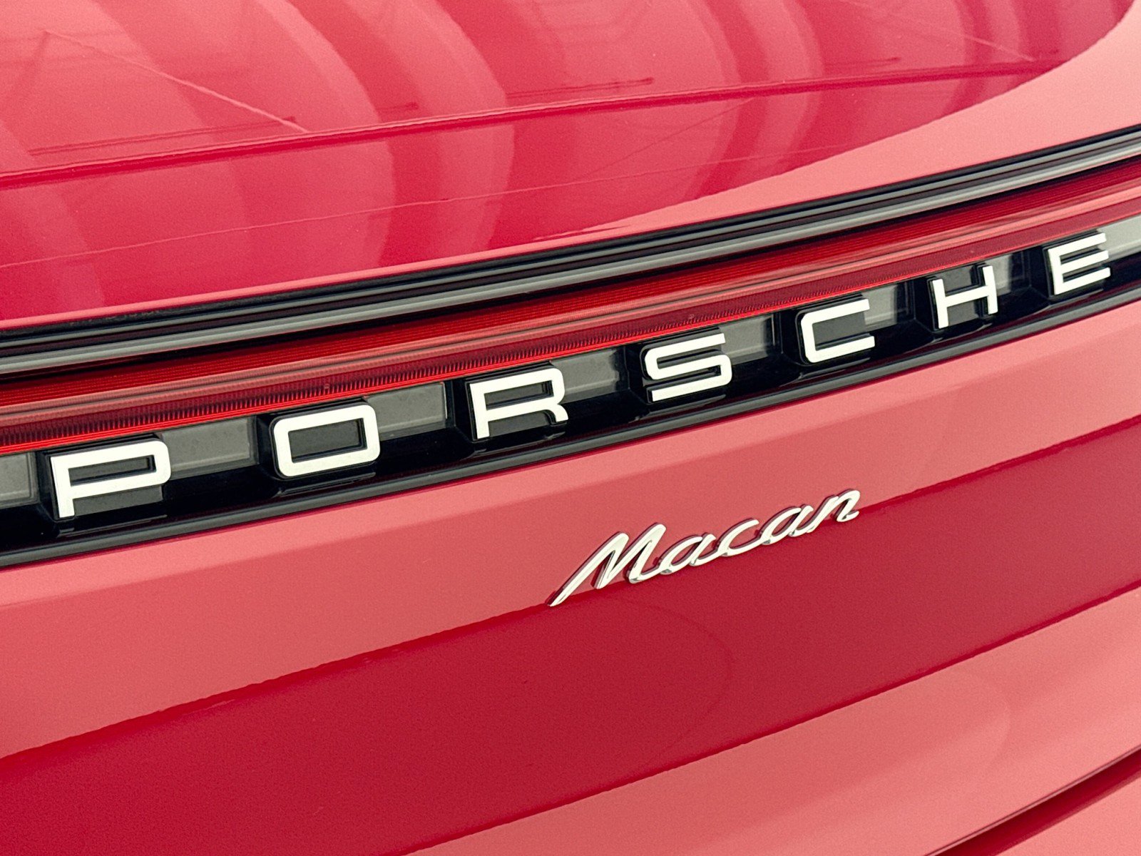 Used 2025 Porsche Macan w/ Premium Package Plus image 24