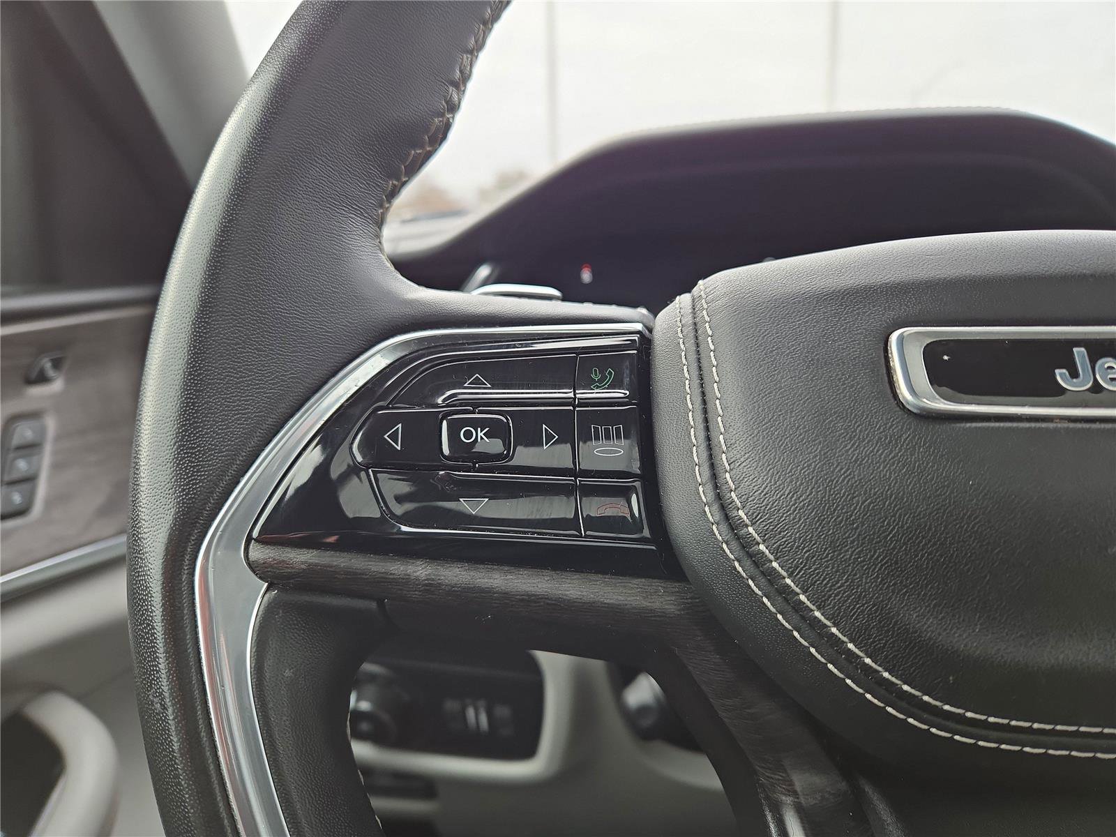 Used 2022 Jeep Grand Cherokee Overland w/ Luxury Tech Group IV image 16