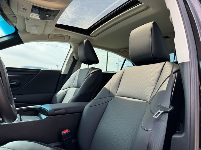 Used 2025 Lexus ES 300h w/ Premium Package FWD image 9