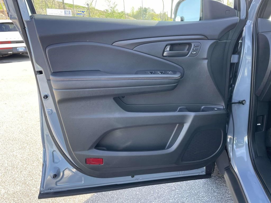 Used 2025 Honda Ridgeline TrailSport image 5